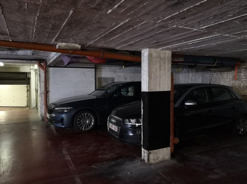 D.L.D properties biedt u een parkeerplaats ideaal gelegen voor één wagen tussen de Louizalaan en het Fernand Coqplein in Elsene. Toegangsdeur naar de