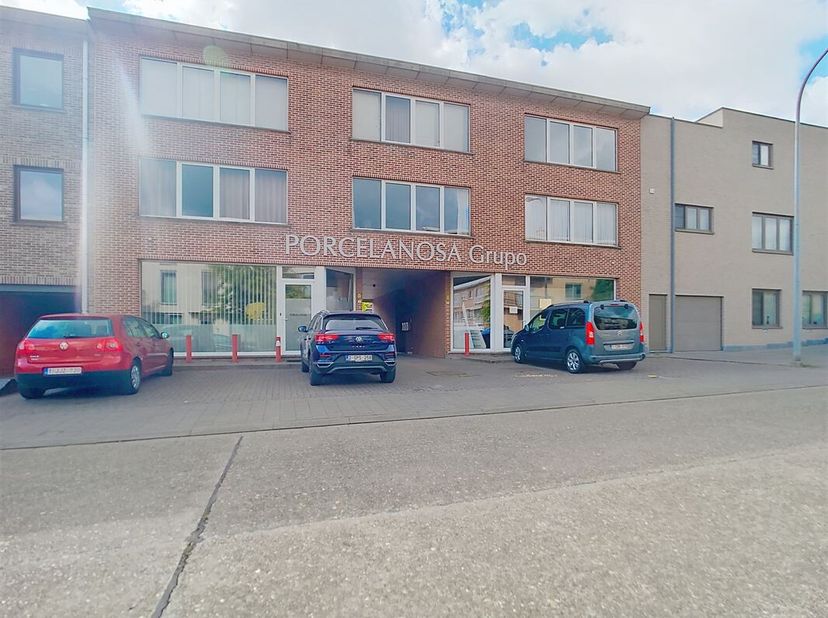 Dit charmante appartement maakt deel uit van een kleinschalige residentie in een rustige zijstraat, ideaal gelegen vlak bij het bruisende stadscentrum