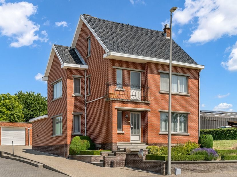 Vrijstaande gezinswoning met garage op 8a11ca in een uiterst rustige straat in het landelijke Mal. Deze rustieke en groene deelgemeente van Tongeren b