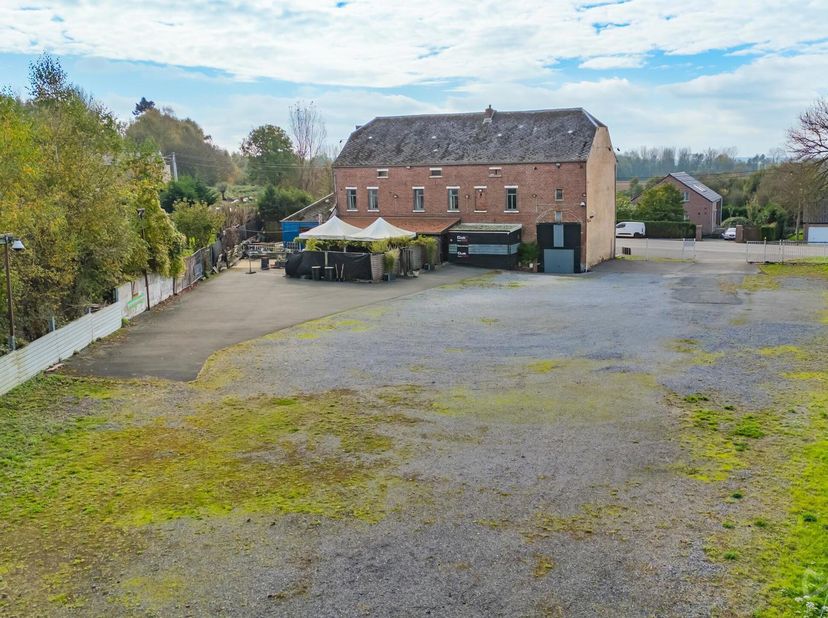 Sur un terrain de 25 ares et avec une surface totale bâtie de 710 m², cet immeuble mixte offre de multiples possibilités d&#039;aménagements (logements, da
