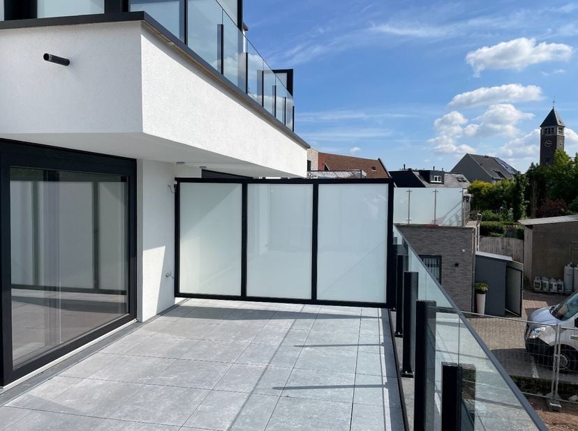 Kom vrijblijvend langs en neem een kijkje in deze residentie!&lt;br /&gt;
Mooi en lichtrijk appartement op de eerste verdieping van deze kleine nieuwbouwres
