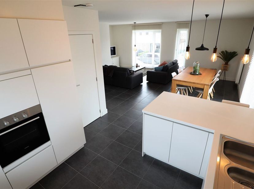 Appartement duplex récent (2017) situé à Beveren-Leie avec un accès facile.&lt;br /&gt;
L&#039;appartement est situé sur un terrain d&#039;angle, de sorte que nous ob