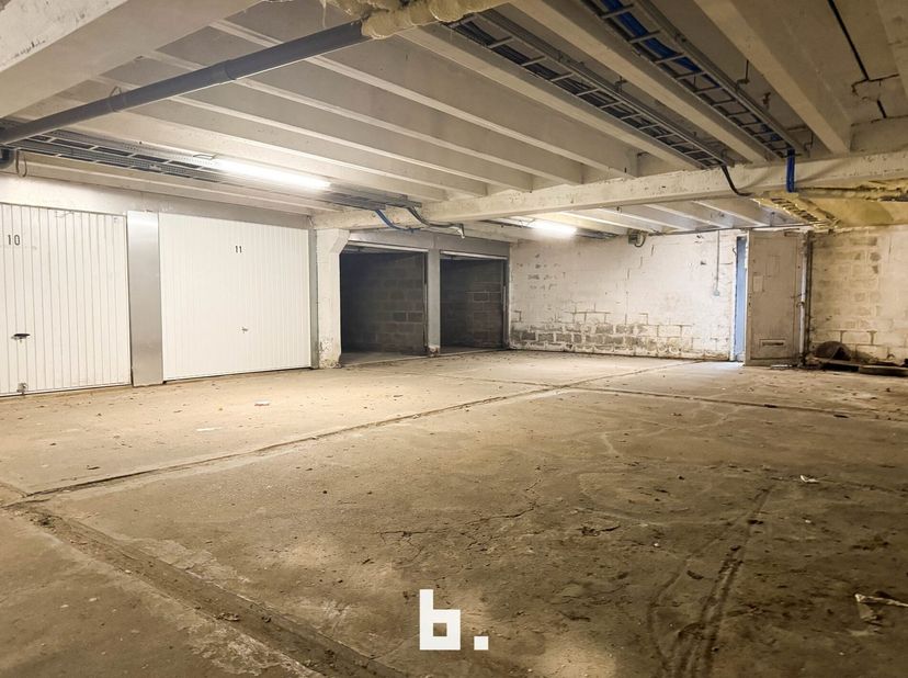 Goed gelegen en afgesloten garageboxen in het centrum van Kortrijk,&lt;br /&gt;
ideaal als investering of om zelf te gebruiken.&lt;br /&gt;
De twee garages liggen