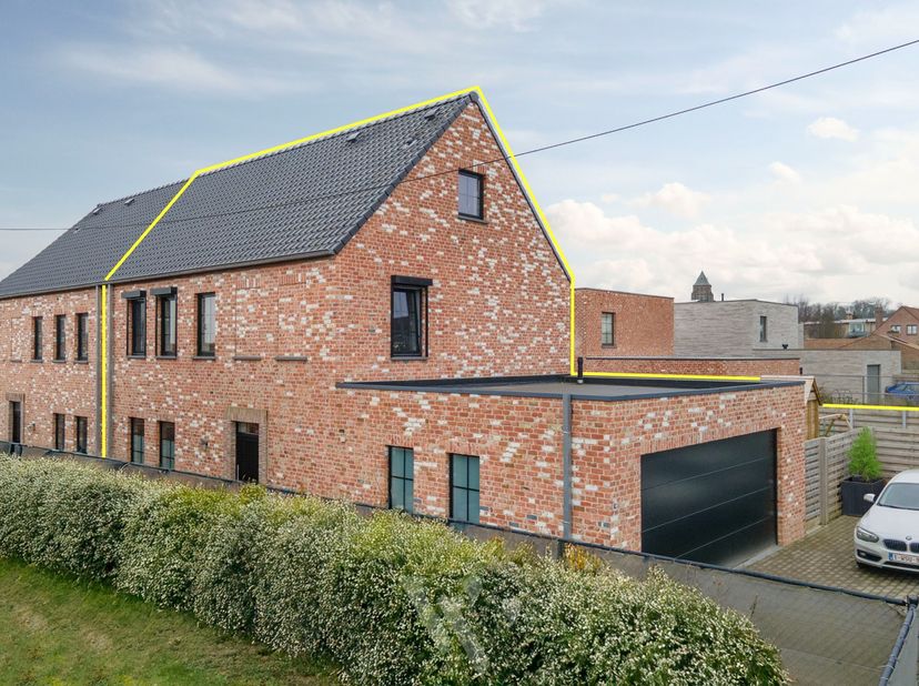Deze leuke woning uit 2019 biedt een bewoonbare oppervlakte van 216 m² en is gelegen in een rustig binnenstraatje nabij de dorpsschool. Dankzij de mod