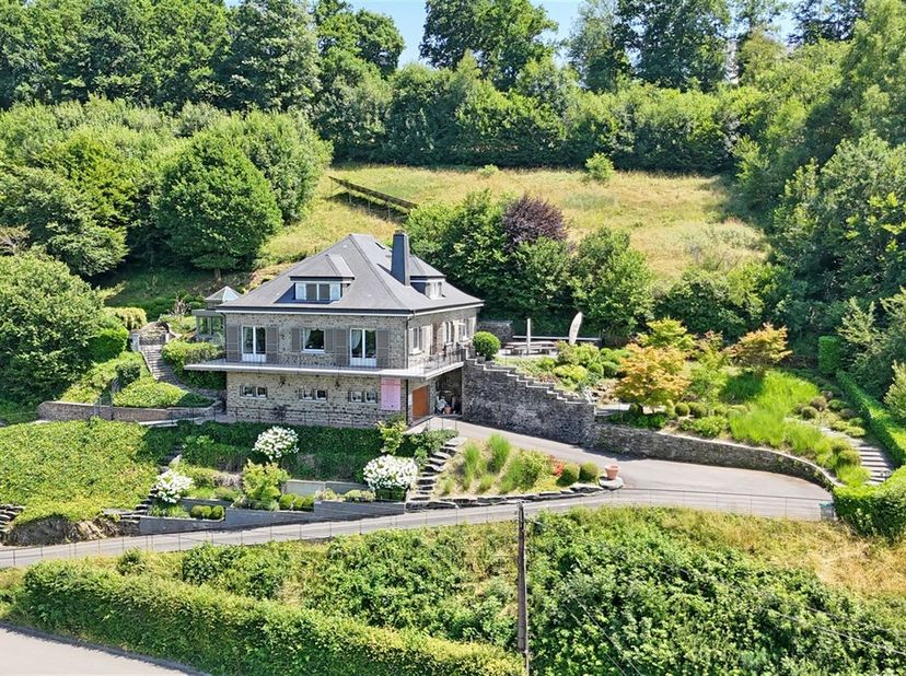 Très agréable et luxueuse villa 4 façades sur les hauteurs de la ville de Bouillon-sur-Semois.&lt;br /&gt;
Elle jouit d&#039;une magnifique situation, surplomban
