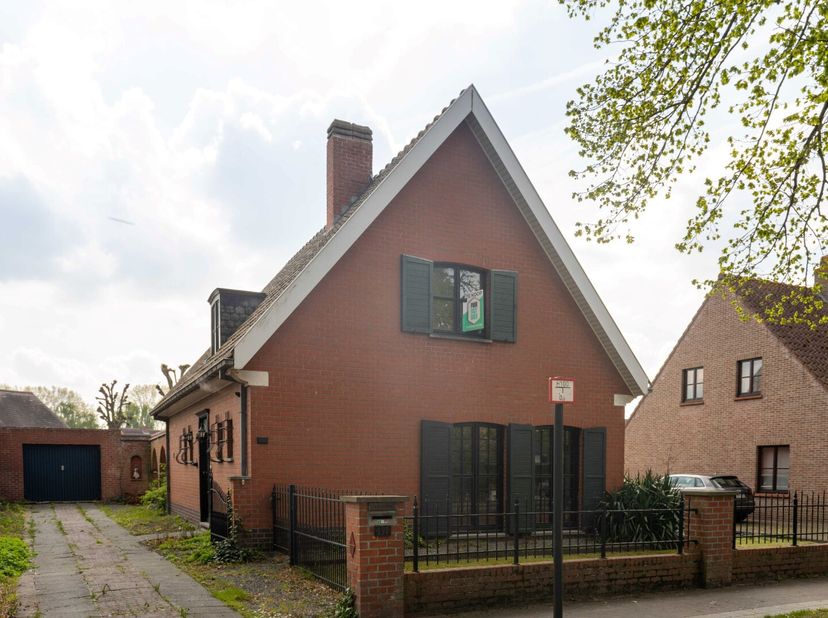 Deze karaktervolle villa op een perceel van 485m² is gelegen nabij de Damse Vaart, Brugge centrum, winkels, scholen,... De woning heeft leuke elemente