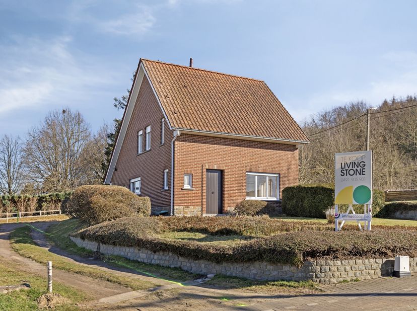 Cette maison unifamiliale à rénover avec 3 chambres à coucher est située au bord de la vallée de la Dijle, en face de la réserve naturelle Â De Doode
