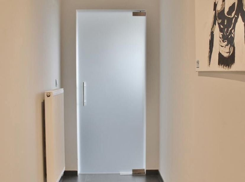 Duurzaam afgewerkt, spatieus, licht én ENERGIEZUINIGE penthouse met ruim zonneterras (140m²)&lt;br /&gt;
Bestaande uit:&lt;br /&gt;
+ Inkomhal&lt;br /&gt;
+ Apart toile