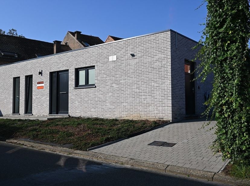 Deze recent gebouwde BEN-bungalow biedt alles wat je nodig hebt voor een zorgeloos en aangenaam wooncomfort. Gelegen op een perceel van ongeveer 3 are