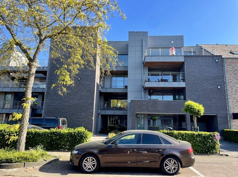Doté d&#039;une terrasse spacieuse, cet appartement est situé sur le Diestersteenweg et bénéficie d&#039;une bonne connexion avec Hasselt. &lt;br /&gt;
Disposition:&lt;b