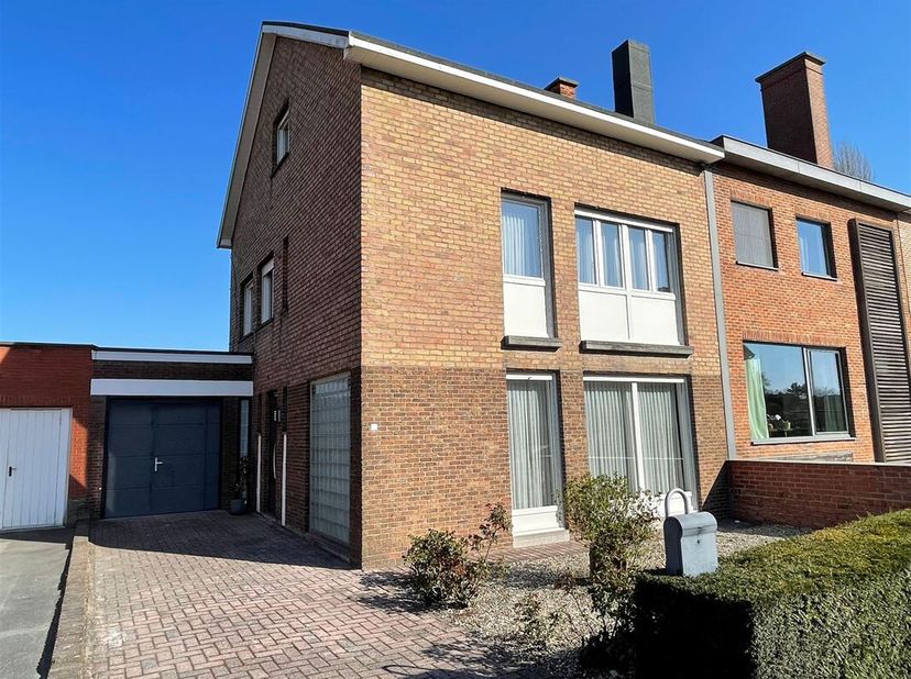 Mooi en rustig geleden half open woning op Sint Elisabeth.  In de omgeving een stadspark, winkels, rand centrum en vlot toegankelijk naar de ringlaan