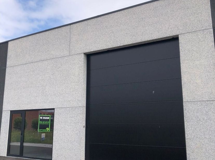 Deze kmo-unit (loods, atelier, magazijn, commerciële ruimte)  in het nieuwe KMO-park RIVA is centraal gelegen in de driehoek Tielt-Deinze-Waregem en i