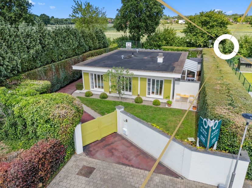 Ontdek deze instapklare gelijkvloerse villa, gelegen op een royaal perceel in een uitzonderlijk rustige en geliefde buurt van Ieper, aan het einde van