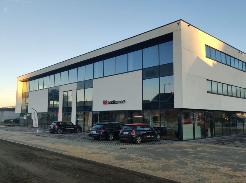 Nieuwbouw kantoor/showroom van 476 m² te koop langs de commerciële Brusselbaan te Hekelgem (Affligem). De ruimte kan dienst doen als kantoor / showroo