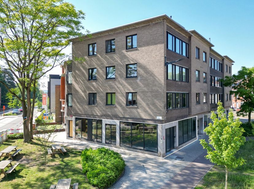 Deze handelsruimte van ca. 107 m² is gelegen op het gelijkvloers, op de hoek van residentie Steenakker aan de Zwijnaardsesteenweg in Gent. Het pand be