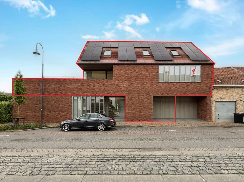 Dans la rue Ooststraat 26 à Lo-Reninge, nous trouvons cet appartement triplex moderne (229m²) avec 3 chambres spacieuses et deux terrasses ensoleillée