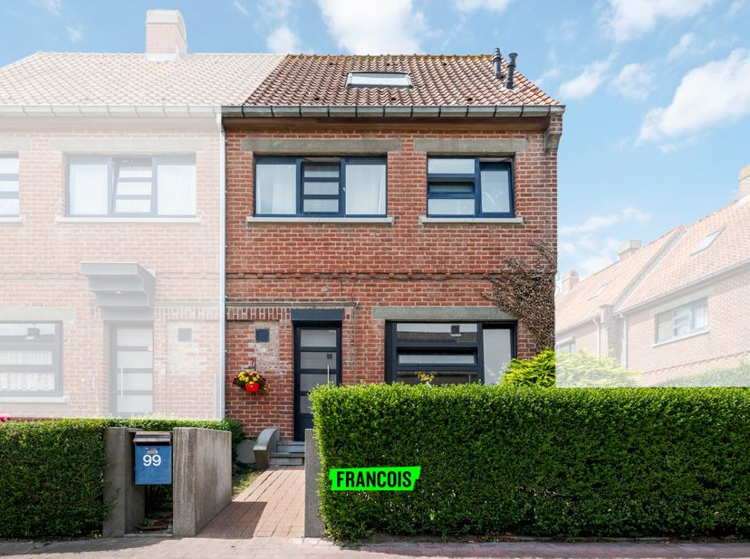 Deze ruime gezinswoning bevindt zich te Oostende aan de grens met Bredene. U bereikt beide centra in een mum van tijd en heeft dus alle nodige facilit