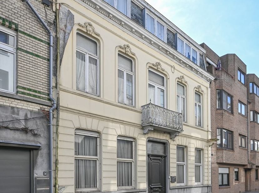 Volledig te renoveren neoclassicistisch herenwoning met maar liefst zes slaapkamers, diverse woonvertrekken, een oost georiënteerde tuin en diverse ch