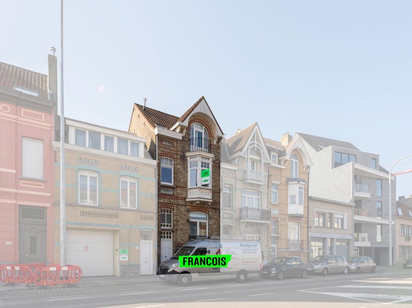 Cette charmante maison prête à emménager se situe au cur de la dynamique station balnéaire de Blankenberge, à quelques pas des commerces, des transpor