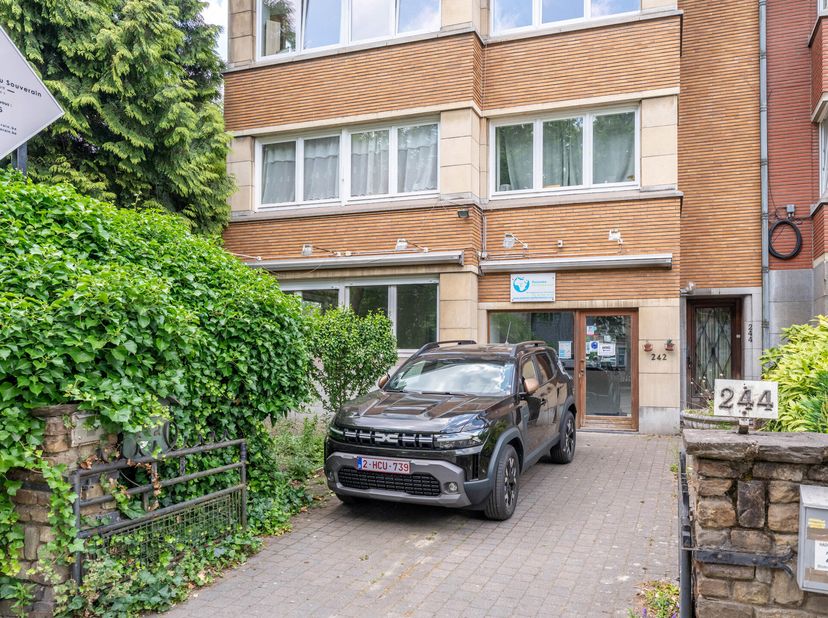 OUDERGEM: Kavel van 2 eenheden (flat + kantoor) in een klein flatgebouw dicht bij winkels (Carrefour, Chaussée de Wavre, enz.) en openbaar vervoer (me