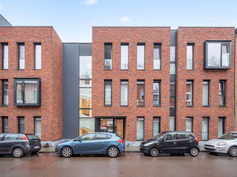Ontdek deze stijlvolle, moderne studentenkamer met eigen sanitair, gelegen op de eerste verdieping van het studentencomplex ACE. Gebouwd in 2019 en vo