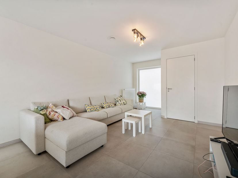 Nieuwbouwwoning met 3 slaapkamers is opzoek naar nieuwe huurders!&lt;br /&gt;
BEN-woning waarbij we binnenkomen in de inkomhal met een toilet en toegang tot
