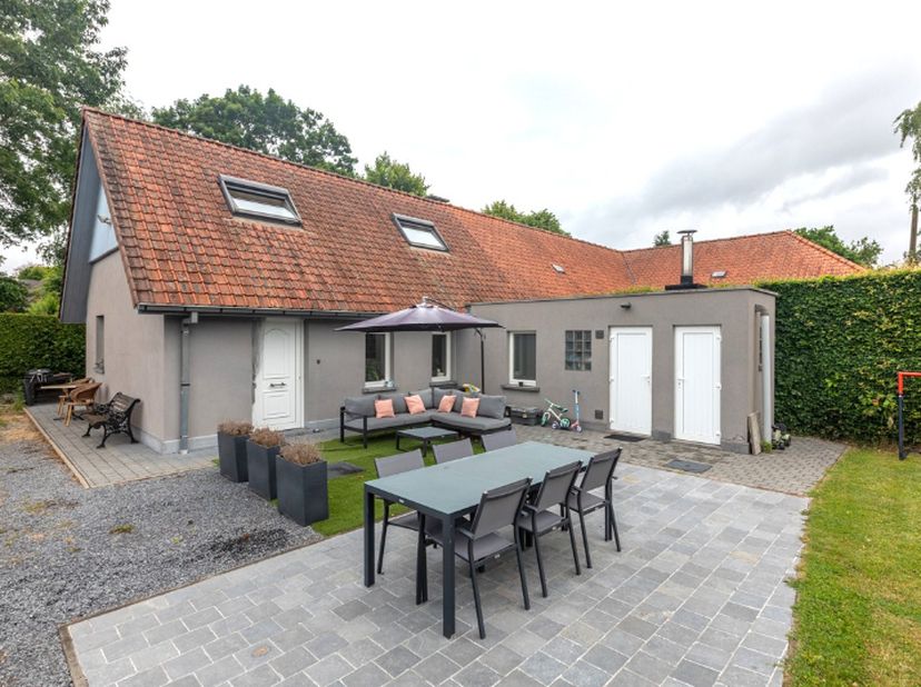 Deze eigendom is discreet gelegen in tweede lijn op een perceel van 694 m², wat garant staat voor rust en privacy !&lt;br /&gt;
Toch bevindt u zich op een b