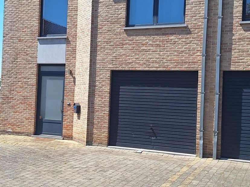 Deze rustig en mooi gelegen halfopen bebouwing bestaat op de gelijkvloers uit een inkomhal met toilet en aanpalend een garage. Dit pand is opgedeeld i