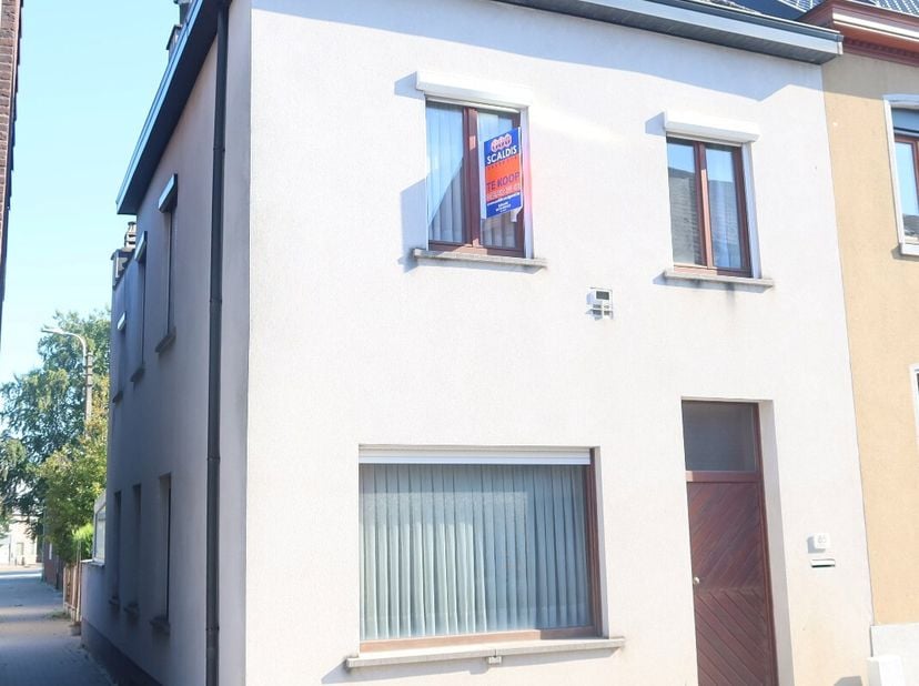 Voor wie op zoek is naar een leuk renovatieproject in Berlare is dit hét ideale pand. Deze half open bebouwing bestaat uit een inkom met trap, een lee