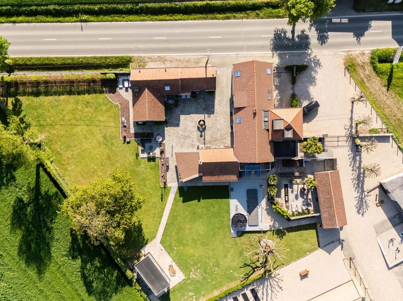 In het hart van de Vlaamse Ardennen, nabij de iconische Muur van Geraardsbergen, vind je deze uitzonderlijke eigendom op 11.716 m². Ideaal als investe