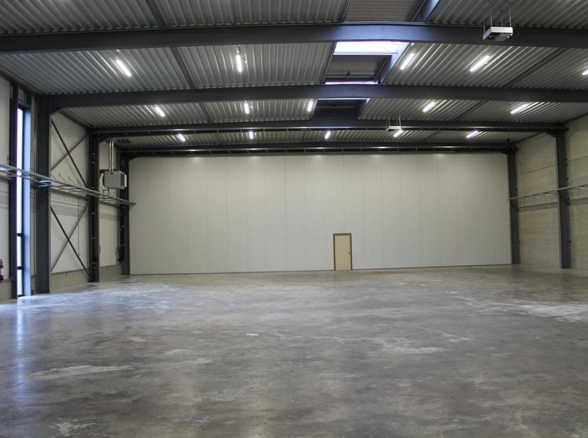 Prachtig nieuwbouw magazijn (+/- 1.330 m²) te huur te Evergem, vlot bereikbaar via de R4&lt;br /&gt;
- 12m vrije hoogte&lt;br /&gt;
- mogelijk connectie laadkades