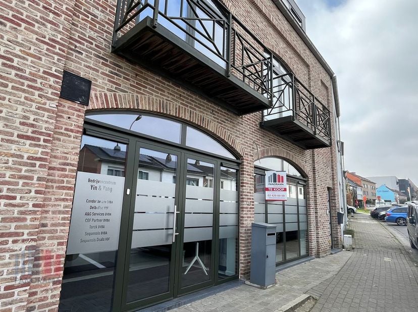 Fantastisch gelegen kantoorruimte met een oppervlakte van 182 m² te koop op amper 7,5 km van de E40. Tevens vlotte bereikbaarheid via het openbaar ver