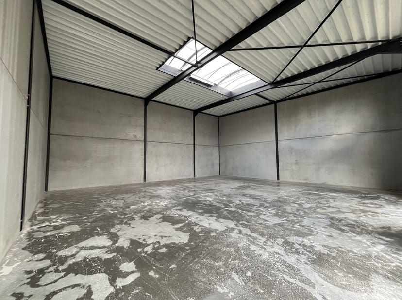 Deze nieuwbouw KMO-units te huur in Eeklo bevinden zich op een goed bereikbare locatie langs de N9. Een van de units beschikt over een kantoor/showroo