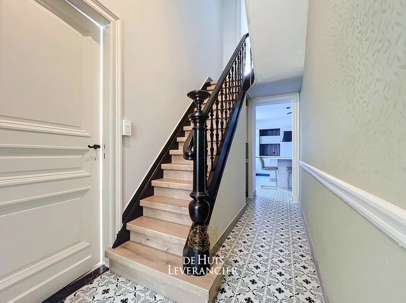 Droomt u van een woning met karakter, grandeur en hedendaags comfort ? Kom kijken naar dit UNIEK object: hoge plafonds, marmeren haarden, authentieke