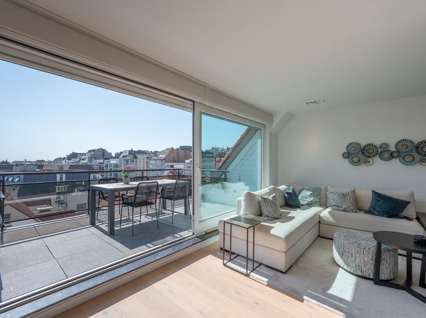 Penthouse situé dans la Meerminlaan avec une magnifique terrasse ensoleillée (orientée à l&#039;ouest) offrant une vue latérale sur la mer et une vue magni
