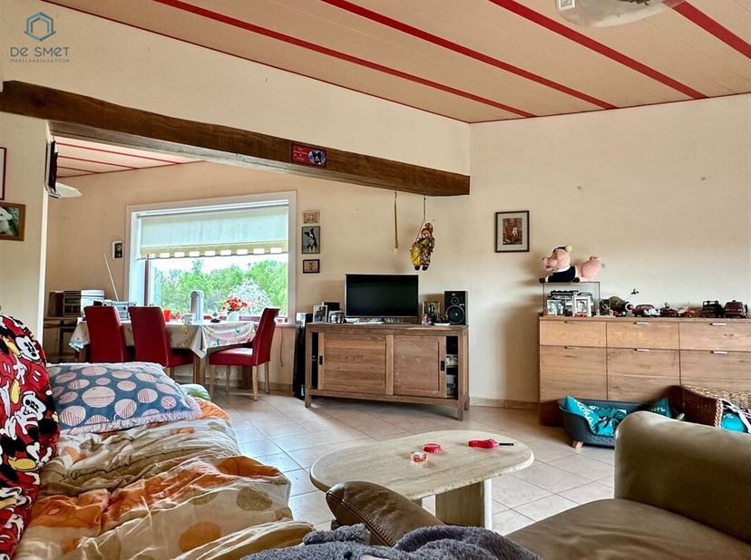 SPACIEUSE MAISON SEMI-OUVERTE AVEC GARAGE ET JARDIN&lt;br /&gt;
Cette maison à rafraîchir est située sur un terrain de 593 m² et offre une vue magnifique su
