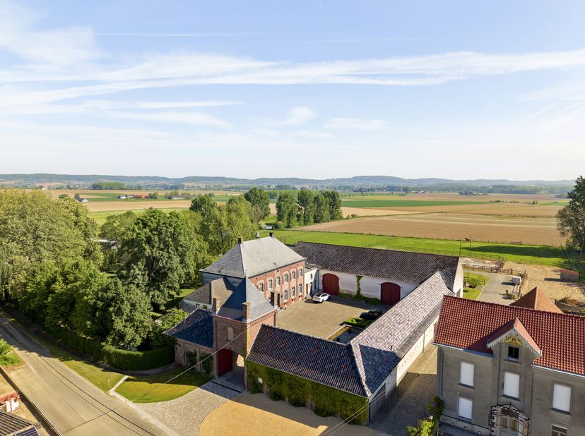 Deze prachtige exclusieve vierkantshoeve op 2 hectare geniet van alle privacy en luxe.&lt;br /&gt;
Charmant volledig gerenoveerde herenwoning (met behoud va