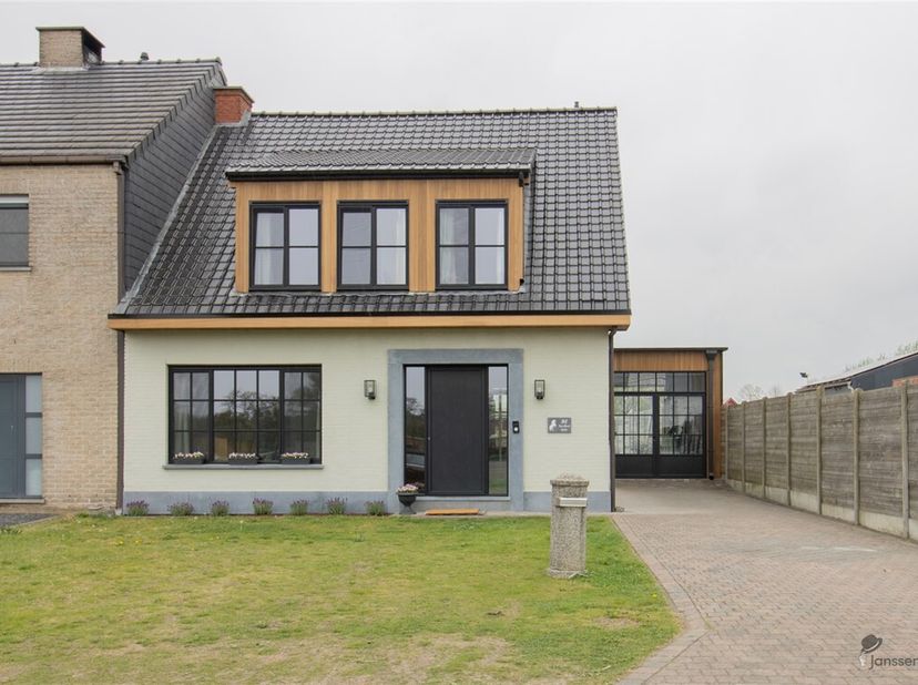 Maison de 4 chambres entièrement rénovée sur 865 m².&lt;br /&gt;
Journée de visite le samedi 26 avril (sur inscription).&lt;br /&gt;
Rez-de-chaussée :&lt;br /&gt;
Hall