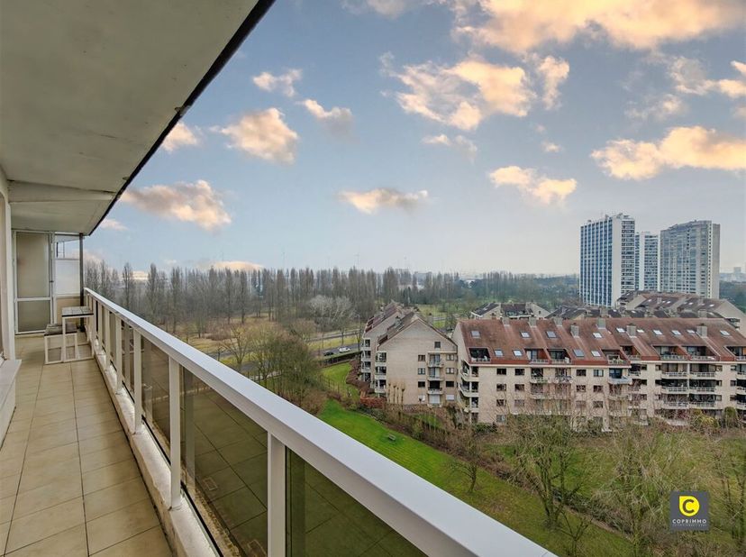 Gemeubeld 2-slaapkamerappartement met panoramisch zicht op Antwerpen!&lt;br /&gt;
Dit instapklare appartement op de 10e verdieping van Linkeroever biedt een