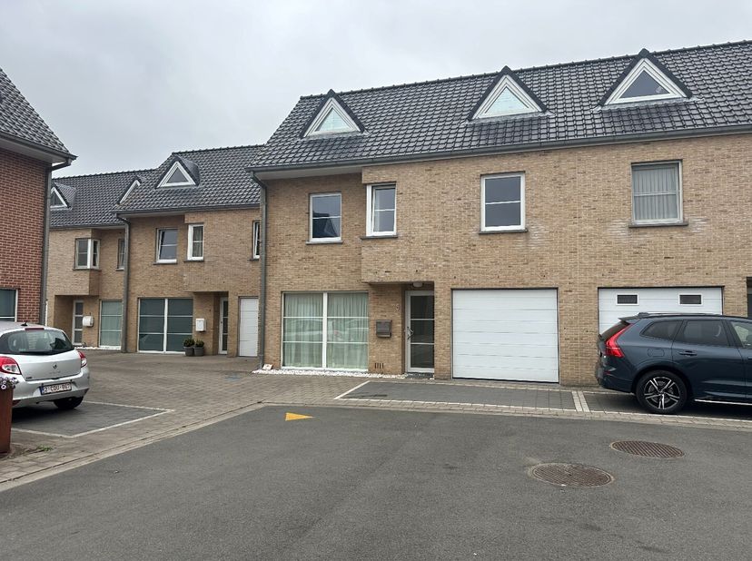 Moderne, instapklare woning in een doodlopende straat.&lt;br /&gt;
De woning bestaat uit:&lt;br /&gt;
Gelijkvloers: inkomhal met gastentoilet - ruime lichtrijke l