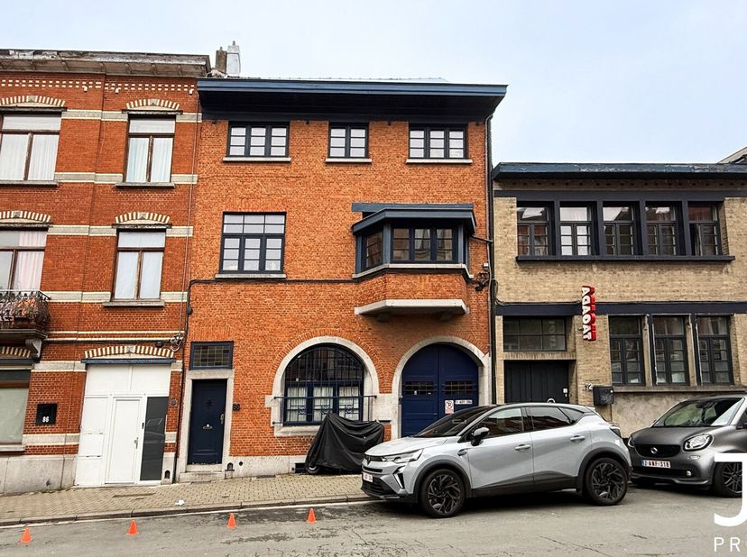Idéalement situé dans une rue calme de Forest, à proximité immédiate des commerces, des transports et du Parc de Forest, J&amp;J Properties vous propose c