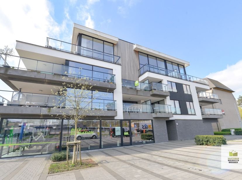 Gelegen op het 2de verdiep van de stijlvolle residentie Cathérina (bouwjaar &#039;21) vindt u dit recent en ruim 2-slaapkamer appartement met ruim terras.