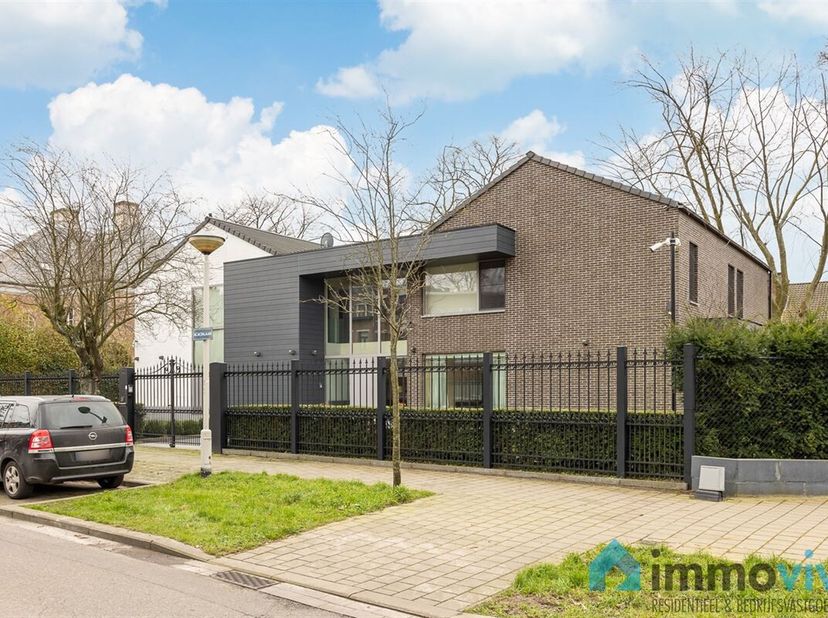 Algemeen:&lt;br /&gt;
Op een toplocatie te Wilrijk nabij Park Den Brandt vinden we deze volledig gerenoveerde villa (2007) met mooie afwerking en gunstig EP
