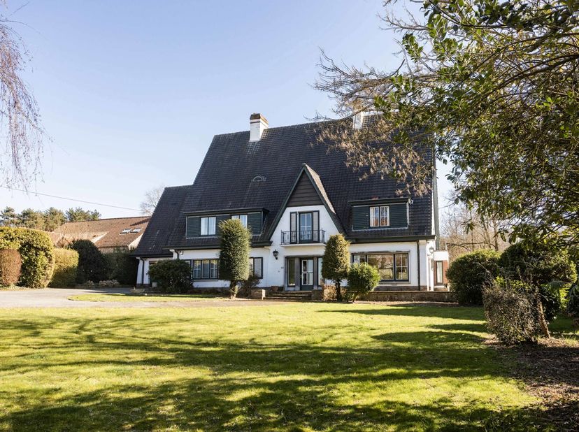 Découvrez cette villa unique et superbement entretenue, située à Onkerzele, un quartier de Geraardsbergen.&lt;br /&gt;
La villa est située sur un beau terra
