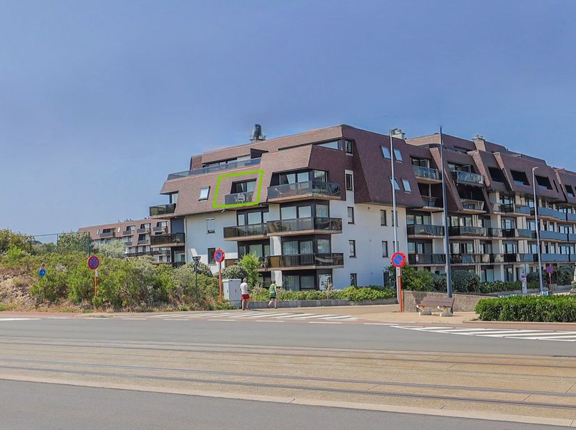 Op zoek naar een appartement aan zee met uitzicht op de natuur én volop potentieel? Dan is dit pand in Residentie Plaza I zeker het ontdekken waard.&lt;b
