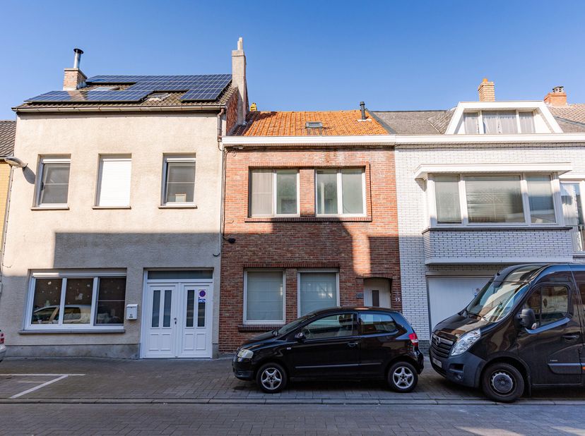 Deze charmante gezinswoning ligt op een boogscheut van het centrum en het strand van Oostende. Dankzij de nabijheid van de A10 en R31 geniet u van een