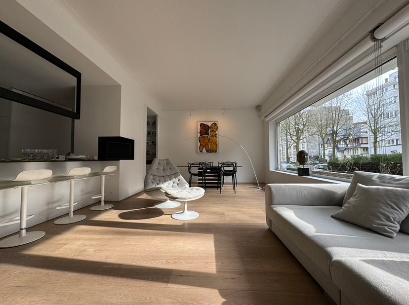 Sur la prestigieuse avenue Winston Churchill, dans la résidence Grand Large de l&#039;architecte moderniste Stanislas Jasinski, lumineux appartement rez de