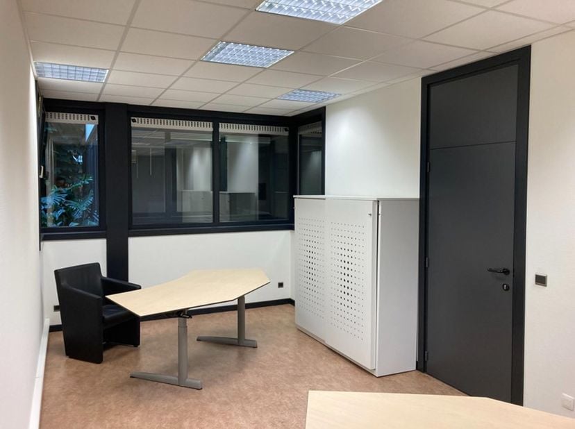 Instapklare gemeubileerde kantoorruimte van 20m2 te huur met gunstige ligging op de voormalige Sleurs site te Balen (verbindingsweg Balen - Leopoldsbu