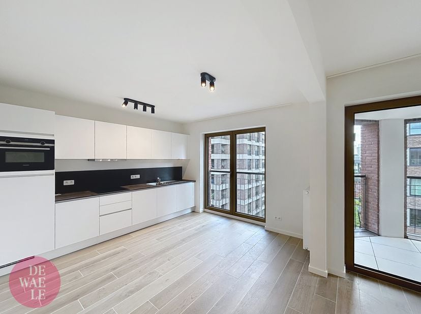 Dit moderne éénslaapkamerappartement op de 4de verdieping heeft een bewoonbare oppervlakte van ± 65 m² en een terras van ± 7 m². &lt;br /&gt;
De gemeenschap