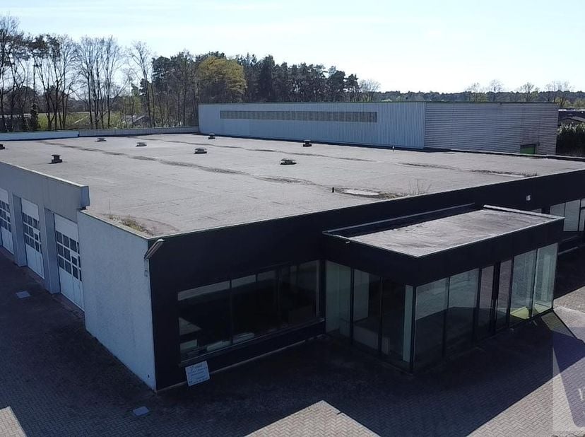 Ontdek dit ruime bedrijfsgebouw van 3.400 m², gelegen op een strategisch perceel van 9.985 m² aan de Bosstraat 20 in Bocholt. Deze commerciële toploca